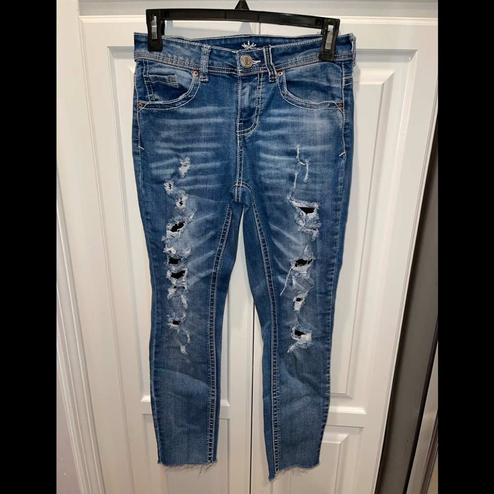 Almost Famous juniors jeans sz 3‎ distressed Mid Rise